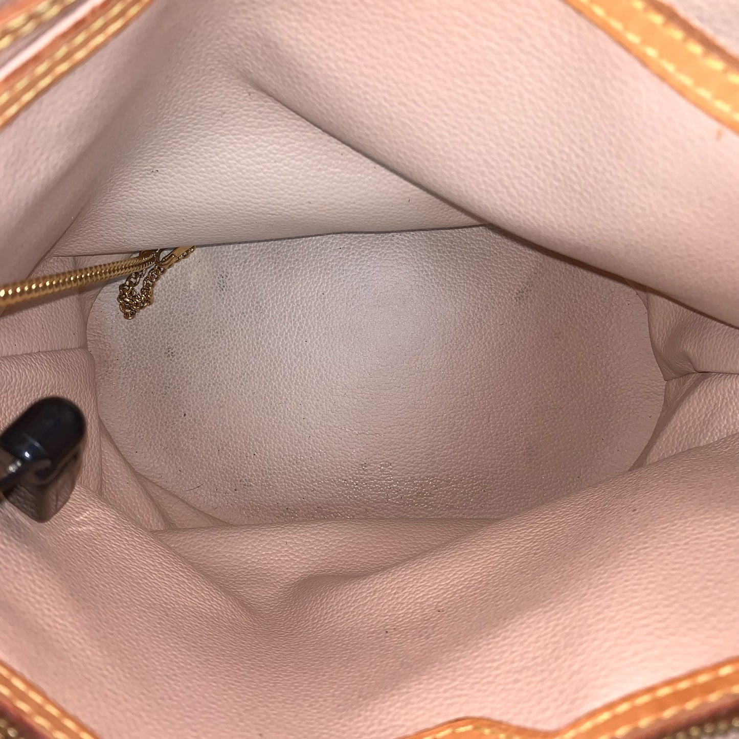 Handbag Luxury Designer By Louis Vuitton, Size: Medium