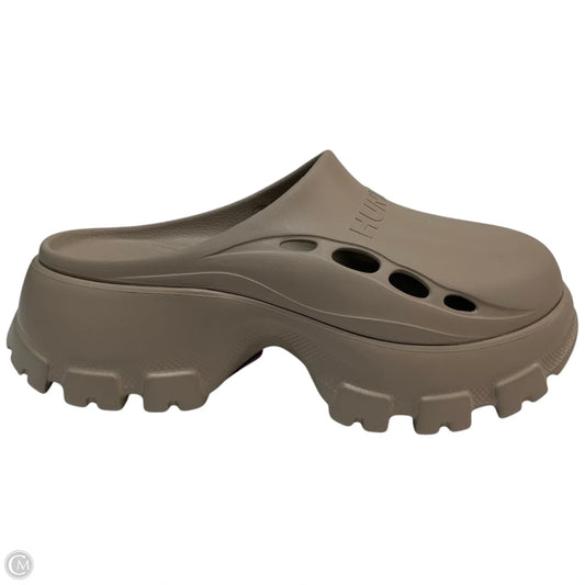 Shoes Designer By Hunter In Taupe, Size: 7