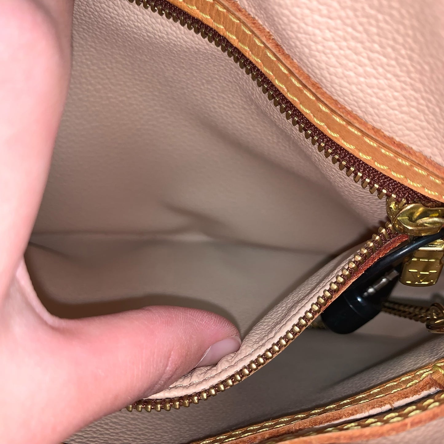 Handbag Luxury Designer By Louis Vuitton, Size: Medium