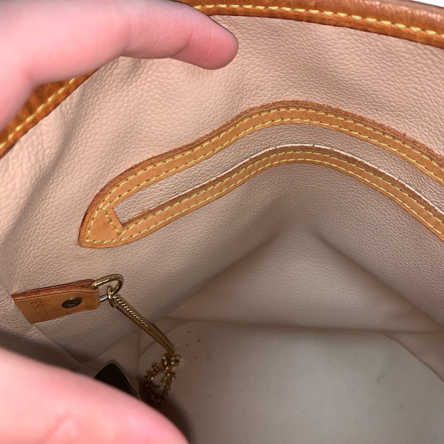Handbag Luxury Designer By Louis Vuitton, Size: Medium