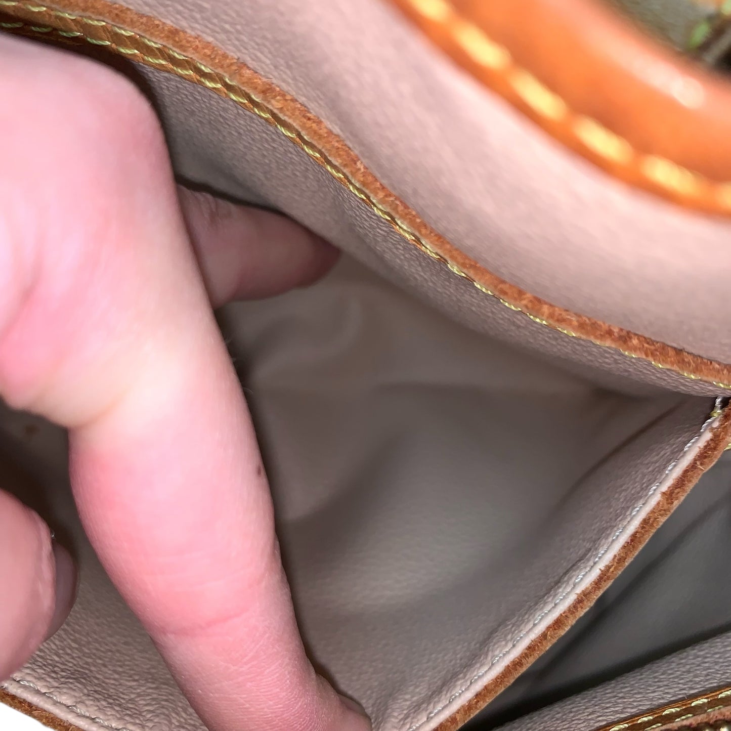 Handbag Luxury Designer By Louis Vuitton, Size: Medium