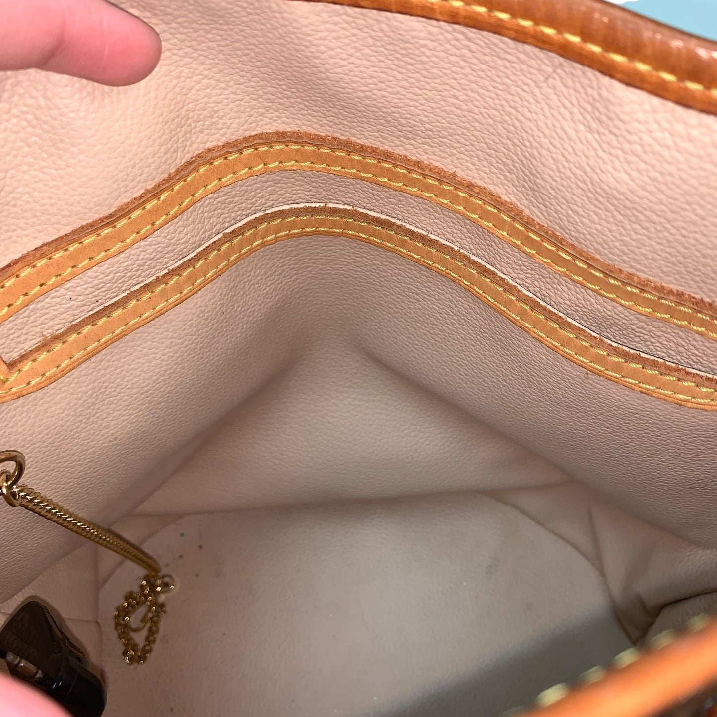 Handbag Luxury Designer By Louis Vuitton, Size: Medium